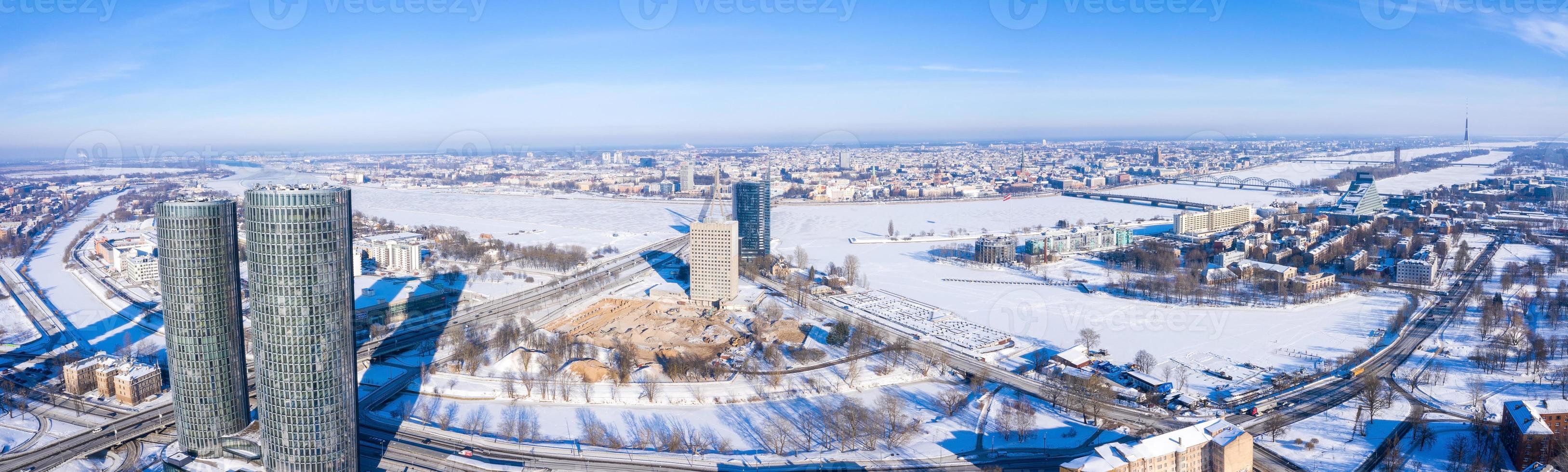 panoramisch luchtfoto van de stad riga tijdens magische witte winterdag. ijs oud Letland. foto