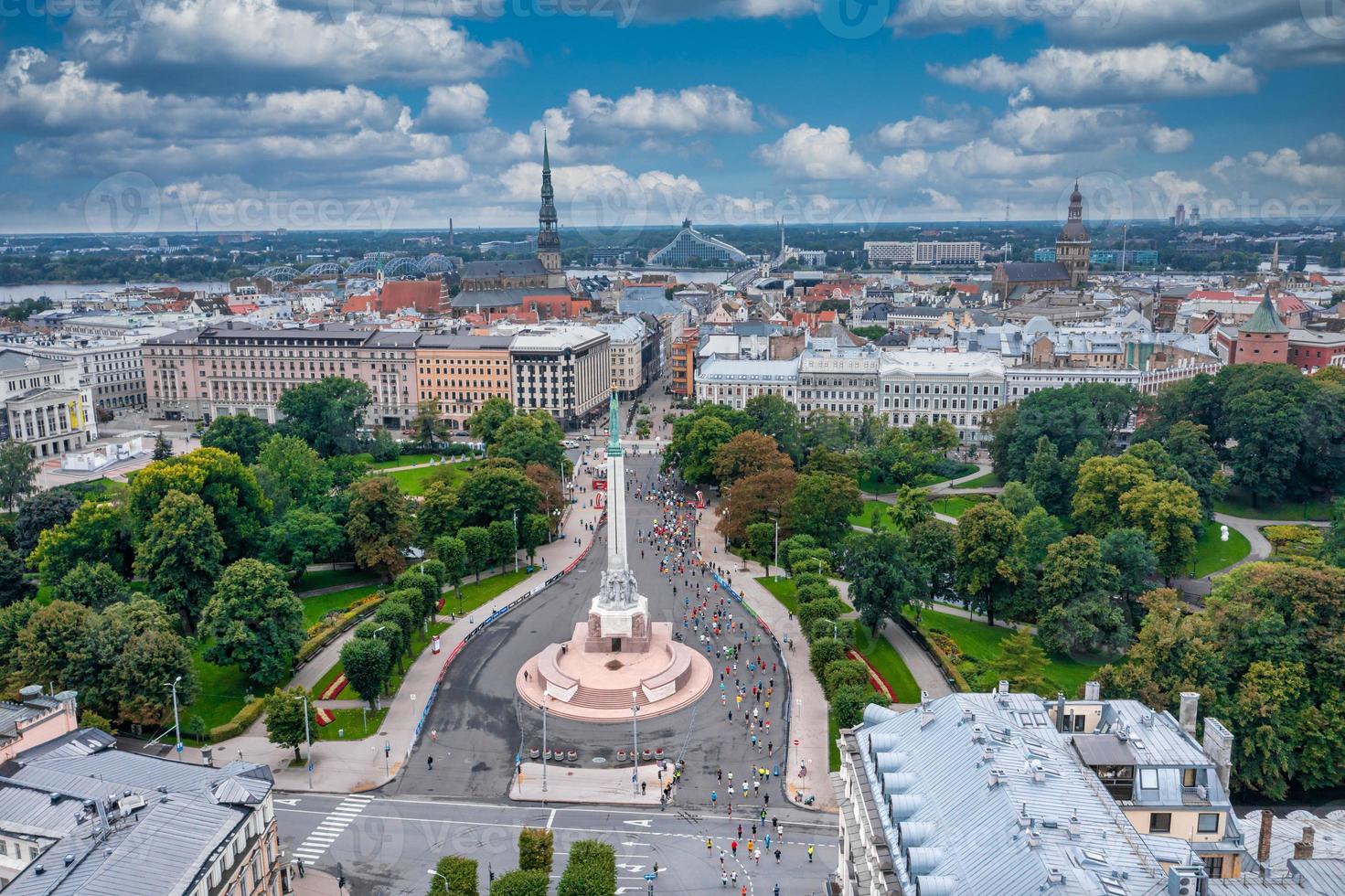 mensen die de internationale marathon van rimi riga lopen foto