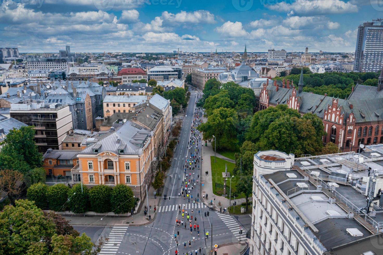 mensen die de internationale marathon van rimi riga lopen foto