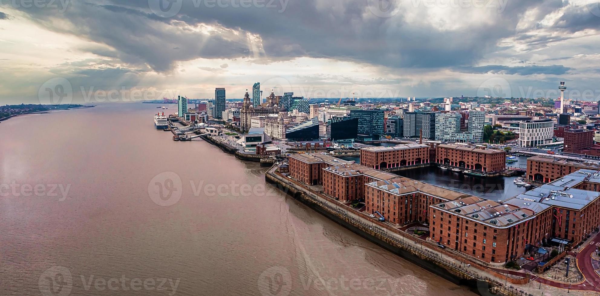 prachtig panorama van de waterkant van Liverpool in de zonsondergang. foto