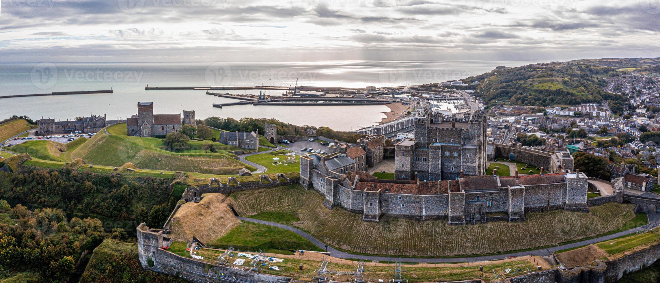 luchtfoto van het kasteel van Dover. de meest iconische van alle Engelse forten. foto