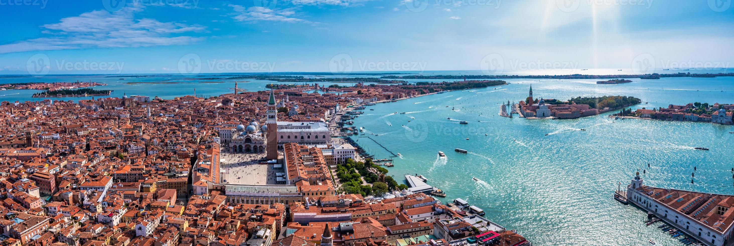 luchtfoto van Venetië bij het San Marcoplein foto