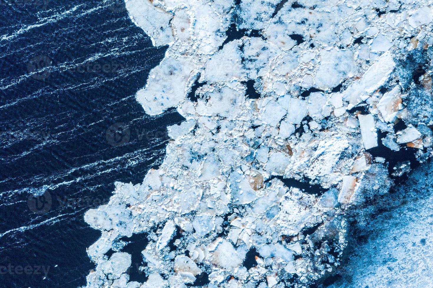 grote brokken ijsblokken die een prachtig patroon vormden, nadat het ijsbrekerschip voorbijkwam en het dicht opeengepakte ijs verpletterde. foto