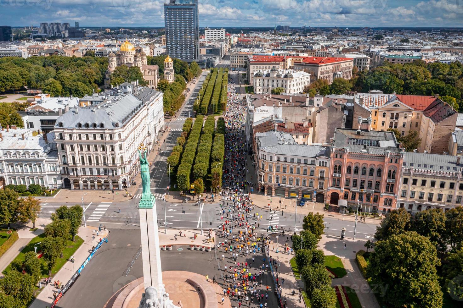 mensen die de internationale marathon van rimi riga lopen foto