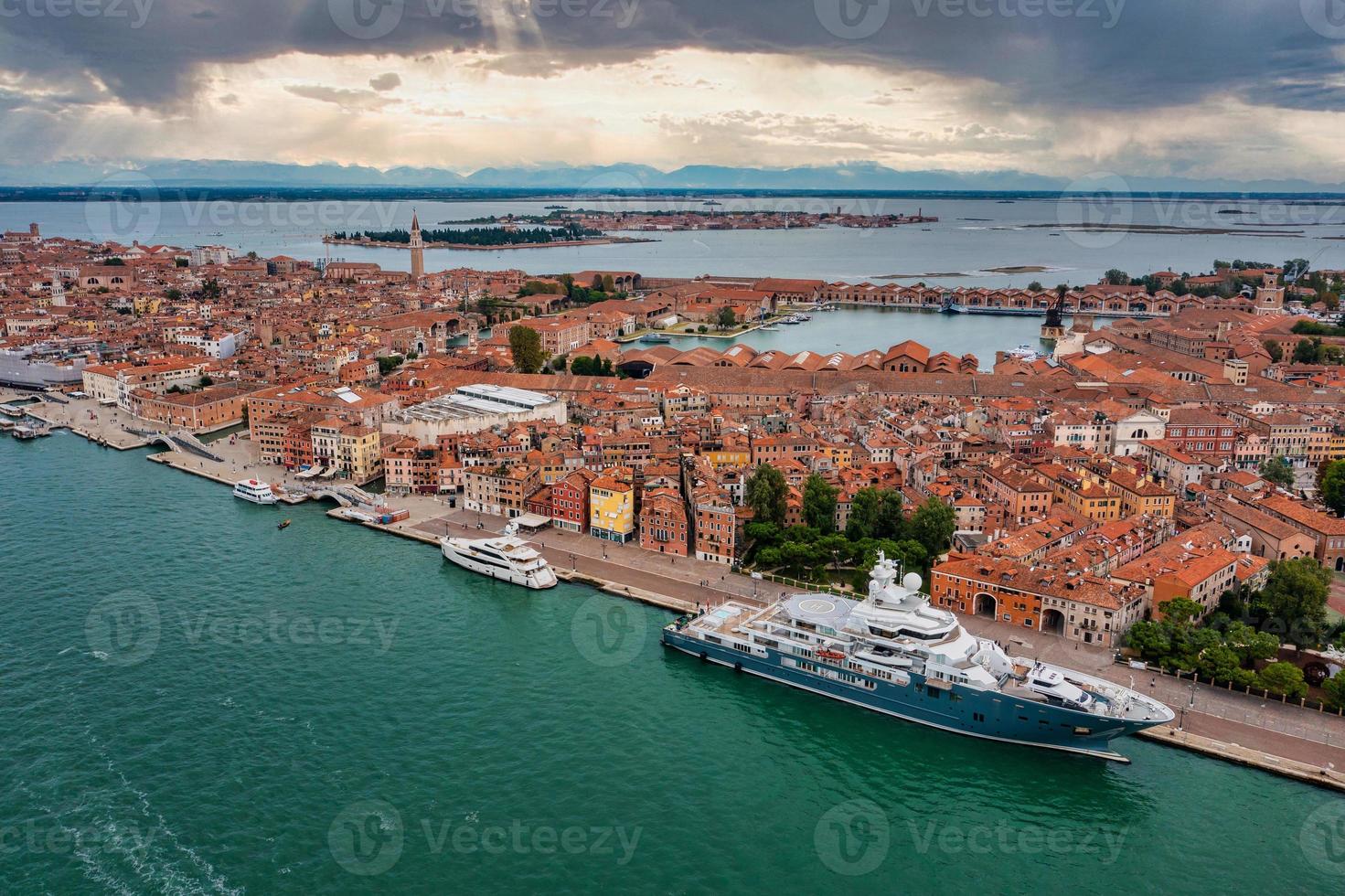 Venetië lagune luchtfoto met luxe jachten aangemeerd in de buurt van Venetië foto