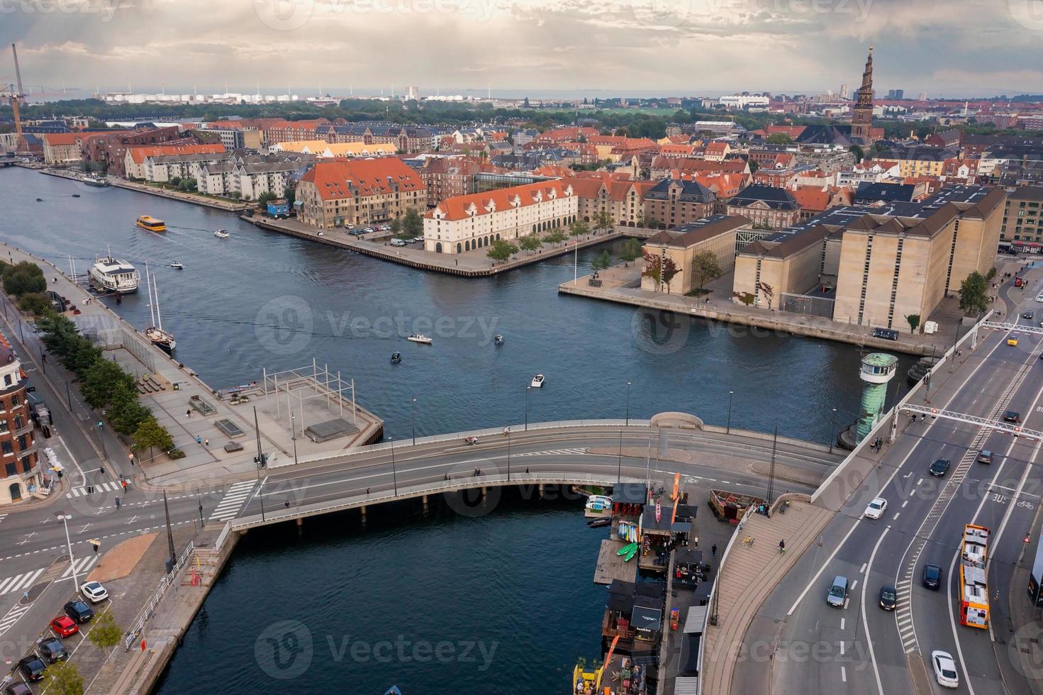 prachtig panoramisch uitzicht vanuit de lucht op Kopenhagen, Denemarken. grachten, oude stad, pretpark tivoli tuinen en nyhavn foto