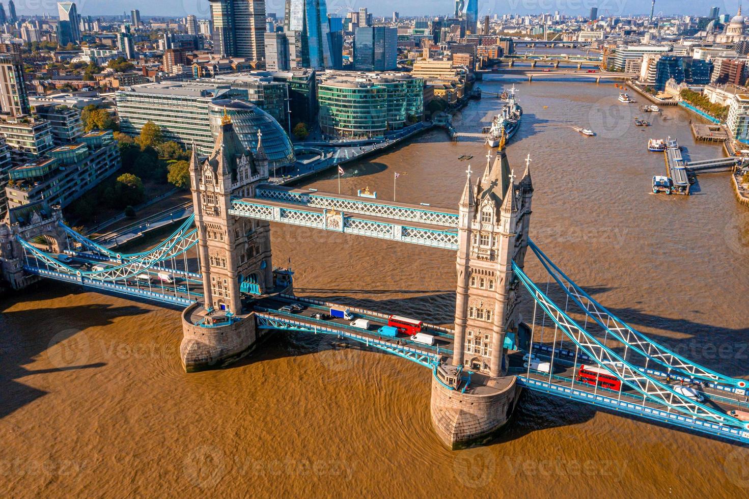 luchtfoto panoramisch stadsgezicht uitzicht op de London Tower Bridge foto