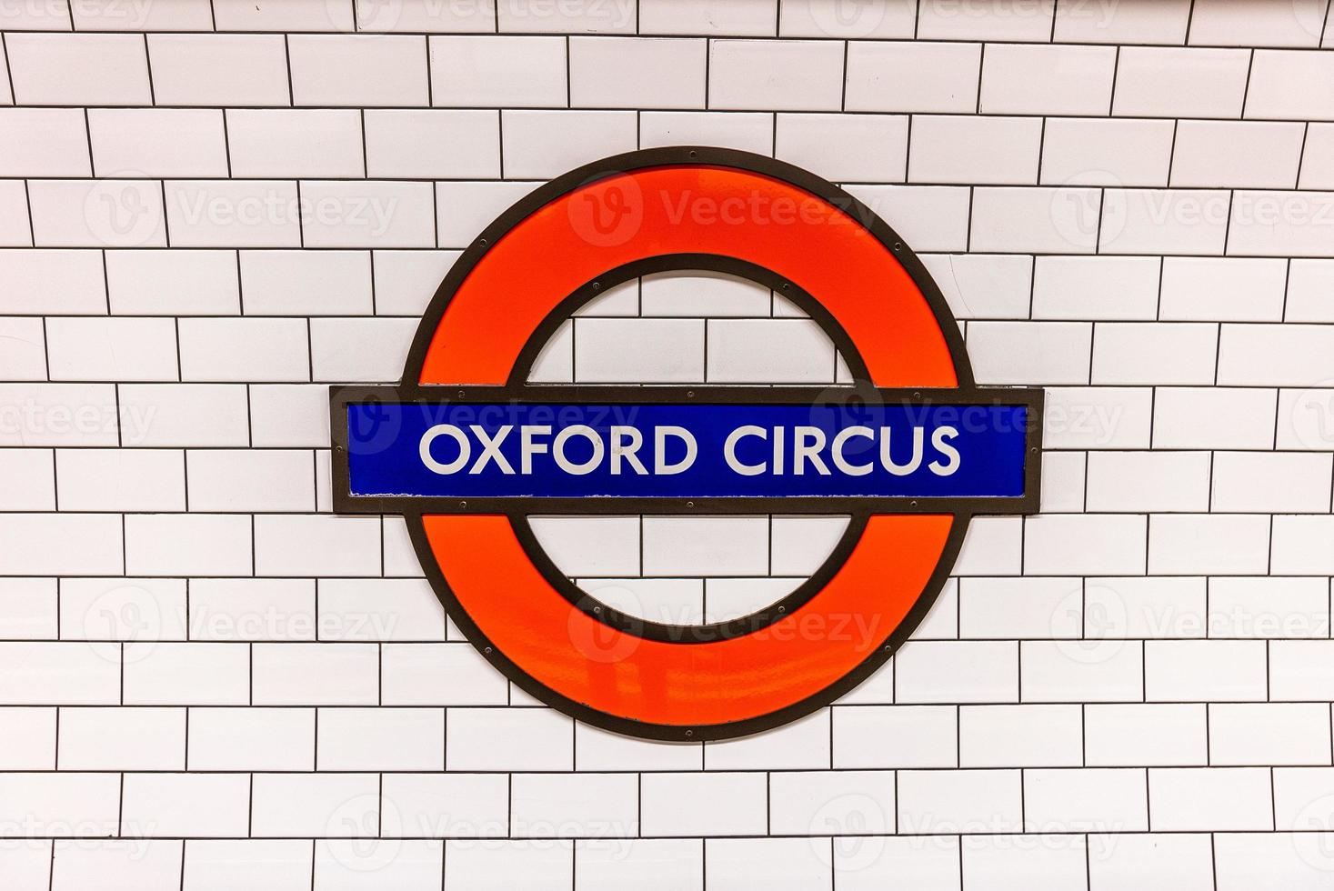 ondergronds oxford circus metrostation teken in londen. foto