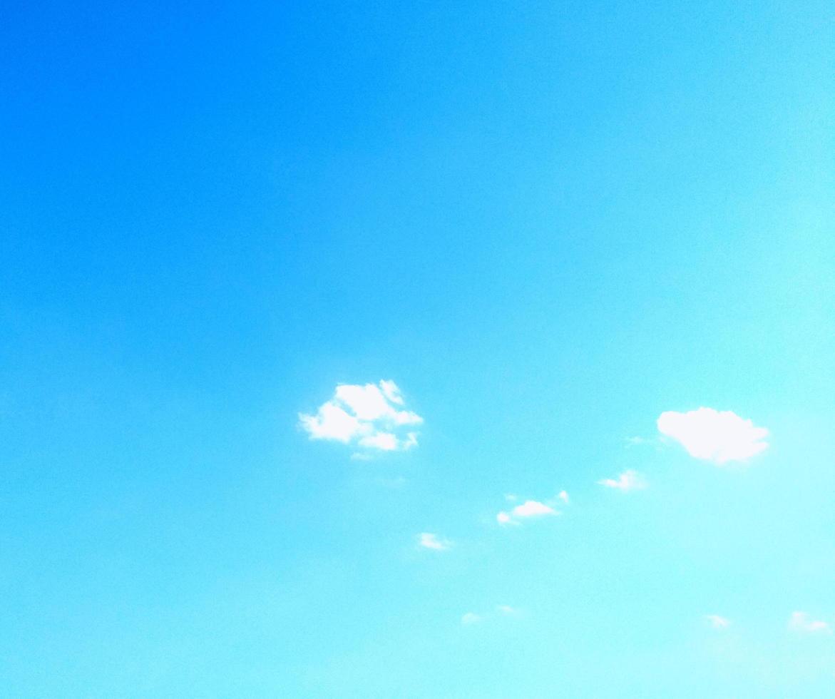 blauwe hemel met wolkenachtergrond. bewolkte textuur. selectieve aandacht. ruimte kopiëren. bespotten foto