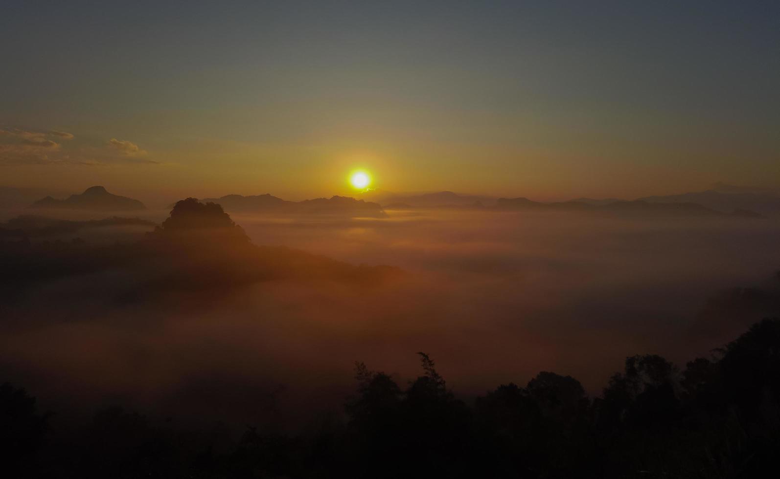 landschapszonsopgang boven bergen en warme ochtendzon foto