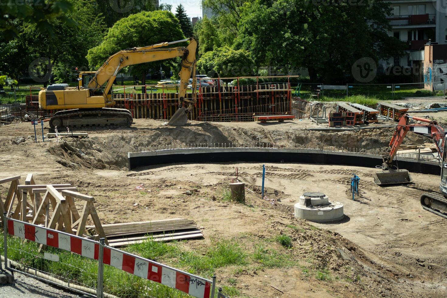 straat onder reparatie met gegraven gaten en bouw uitrusting foto