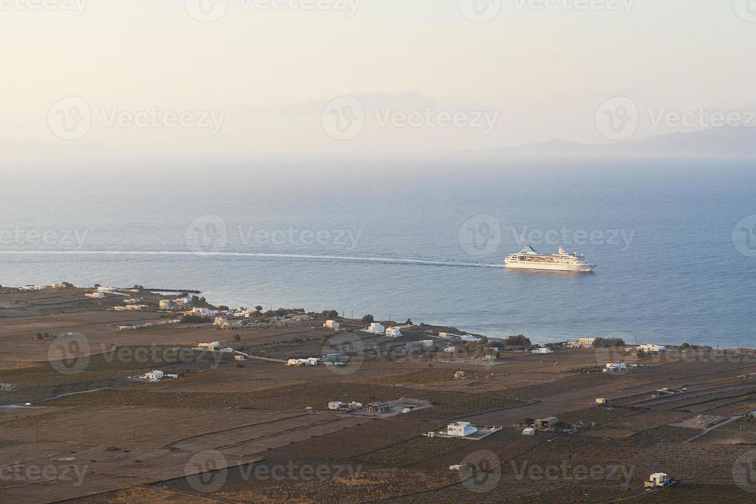 het schip gaat langs de kust in santorini. foto