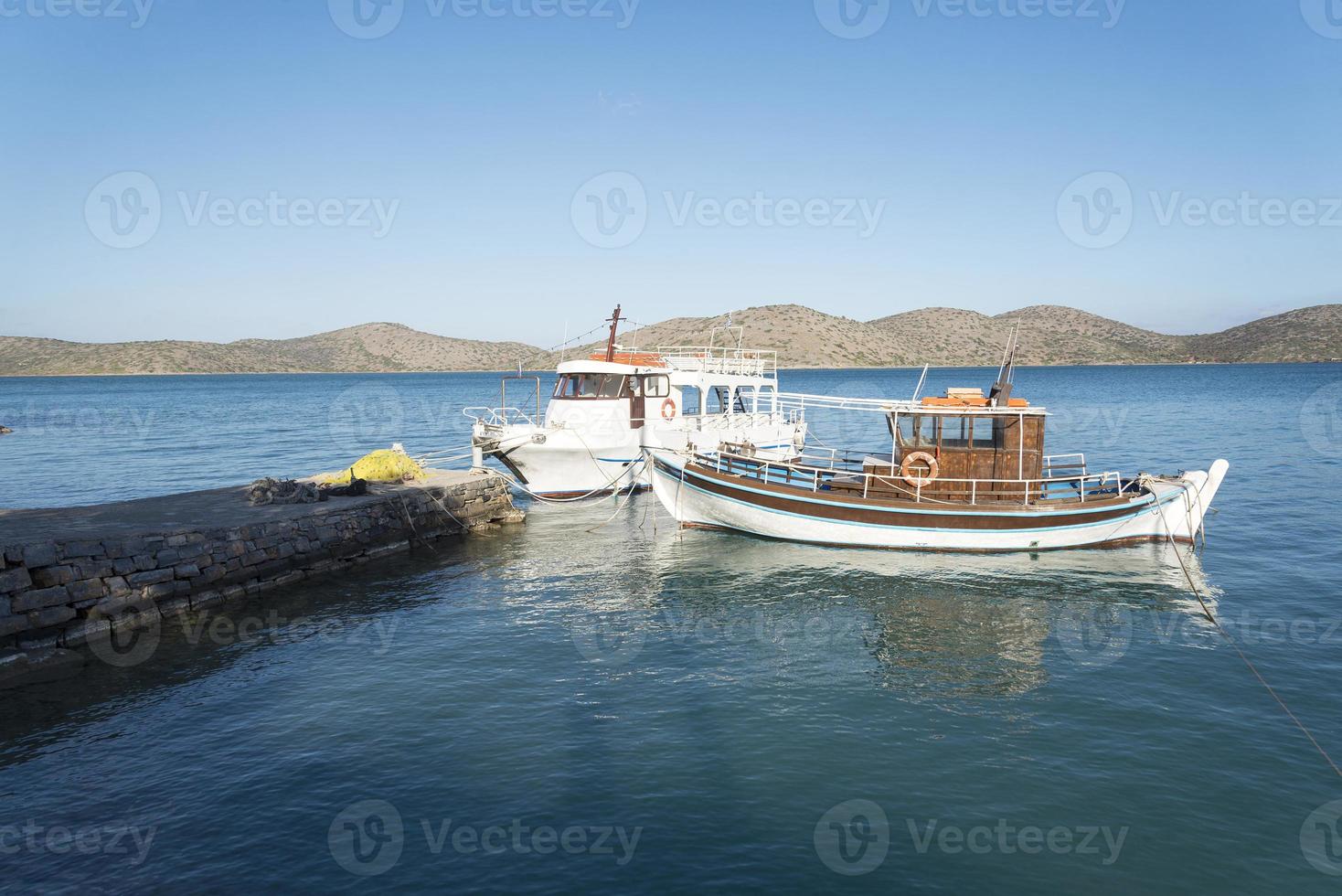 boten in de havenstad chania. foto