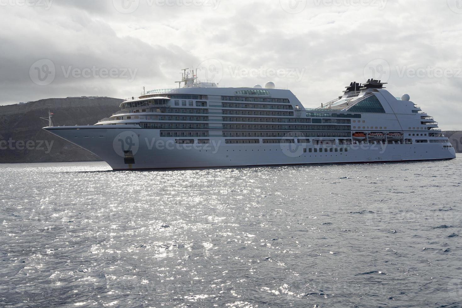 cruiseschip voor de kust van santorini. foto