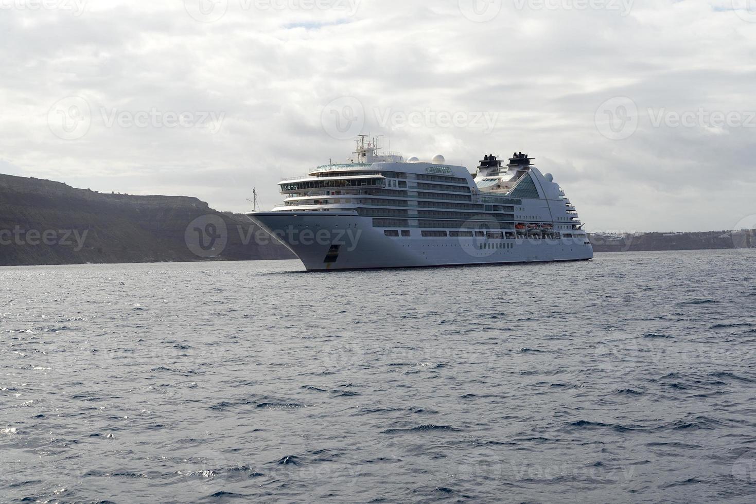cruiseschip voor de kust van santorini. foto