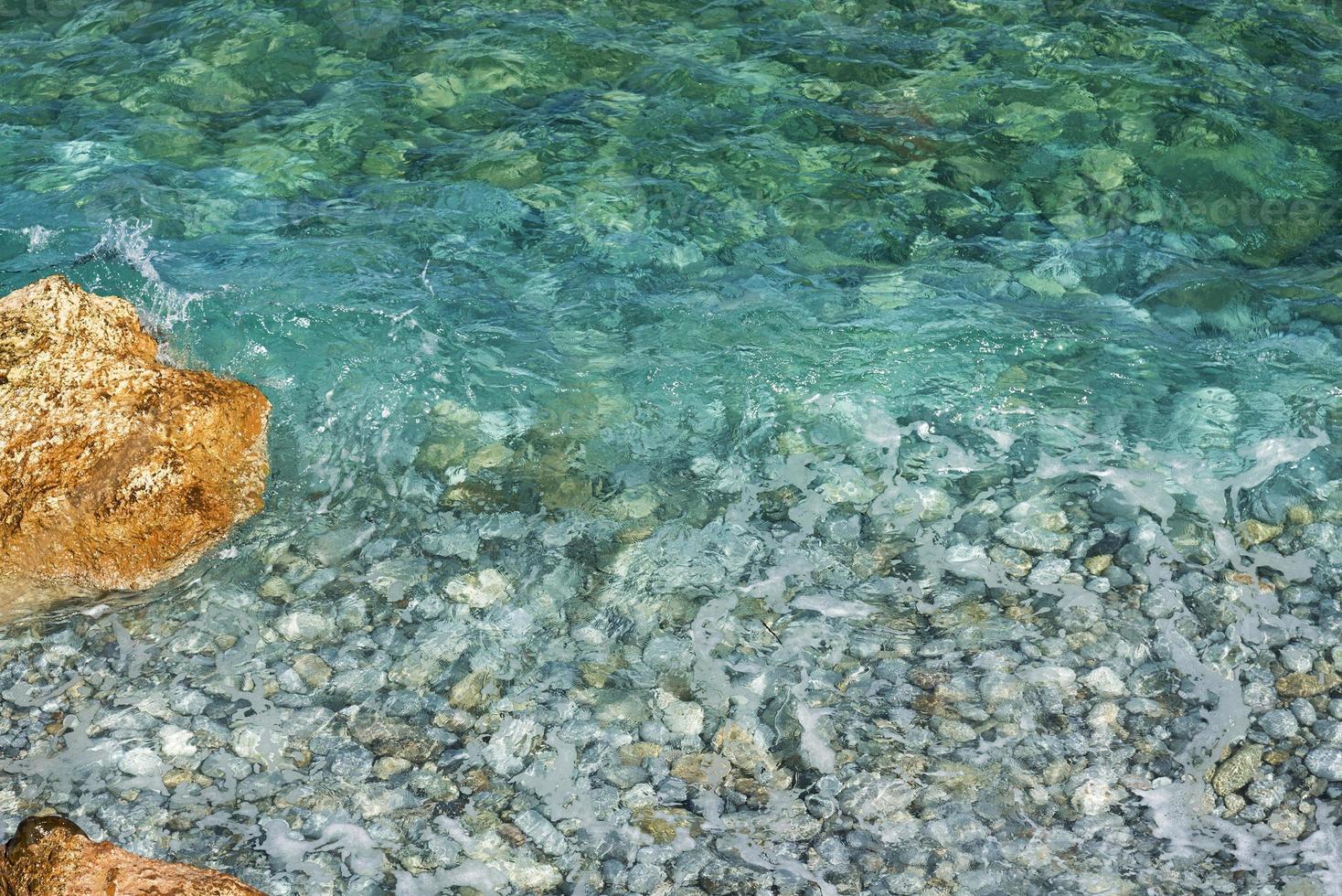 stenen onder de zee, turquoise water. foto