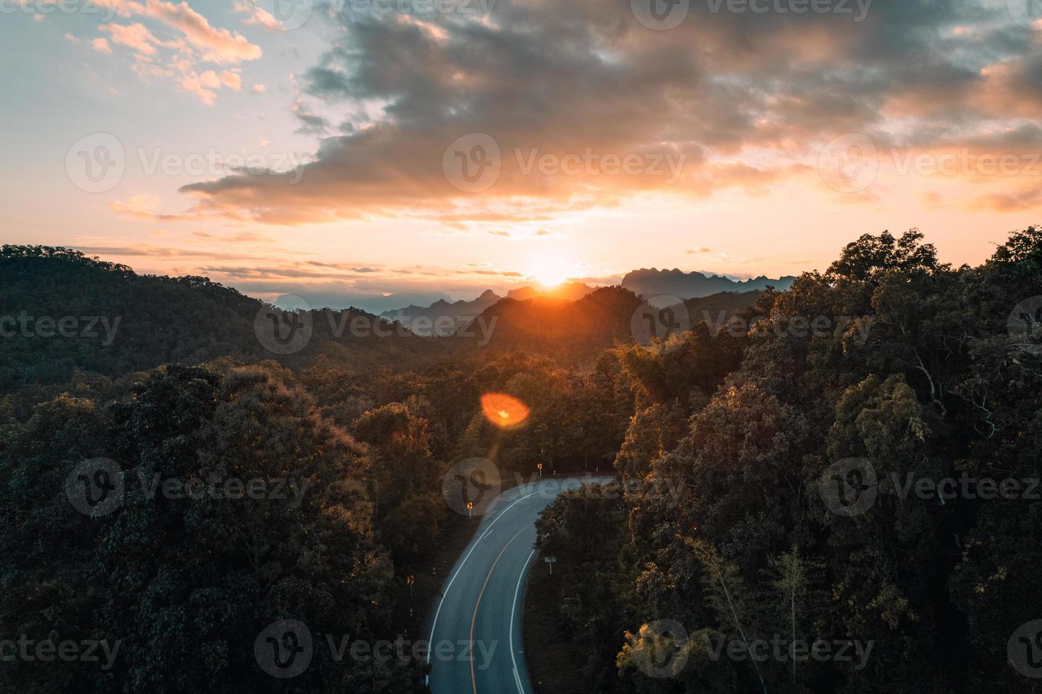 zonsondergang landschap bergen en avondlucht foto