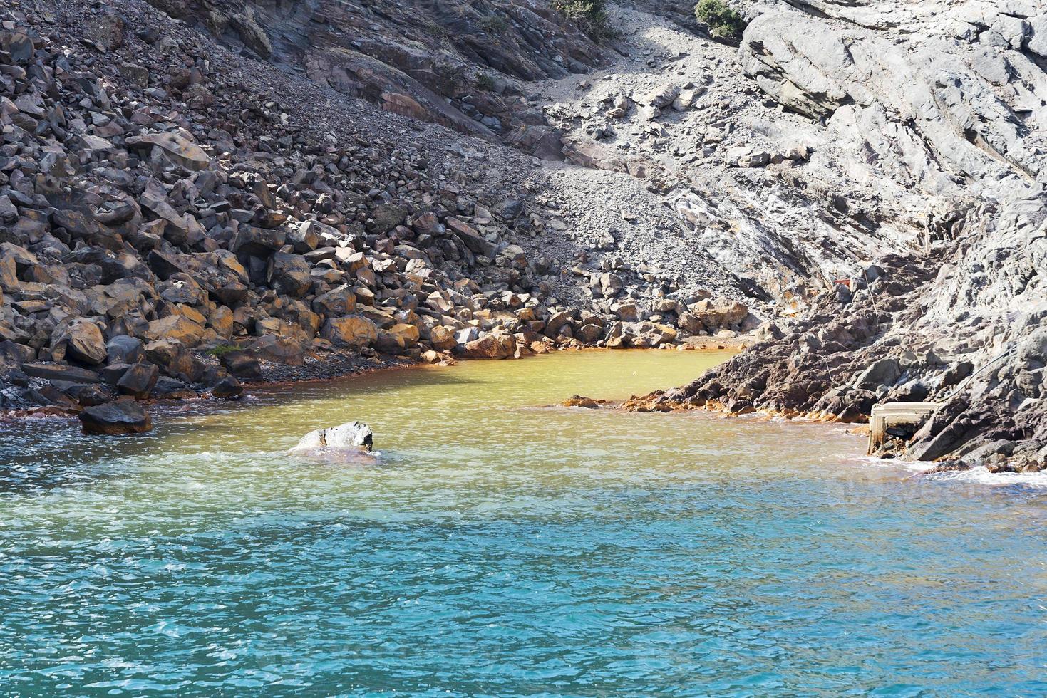 het kerkje in de hooglanden op het eiland santorini. foto