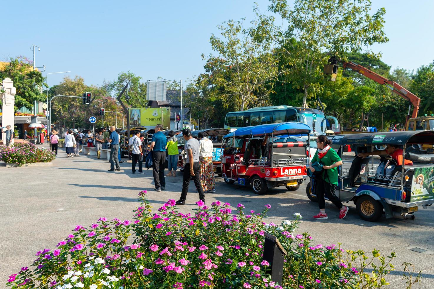 chiang mai thailand10 januari 2020een groep toeristen die een tuktuk-auto nemen, stapt uit de bus om in chiang mai te reizen. tuktuks-auto's zijn beschikbaar op veel bestemmingen in Thailand. foto