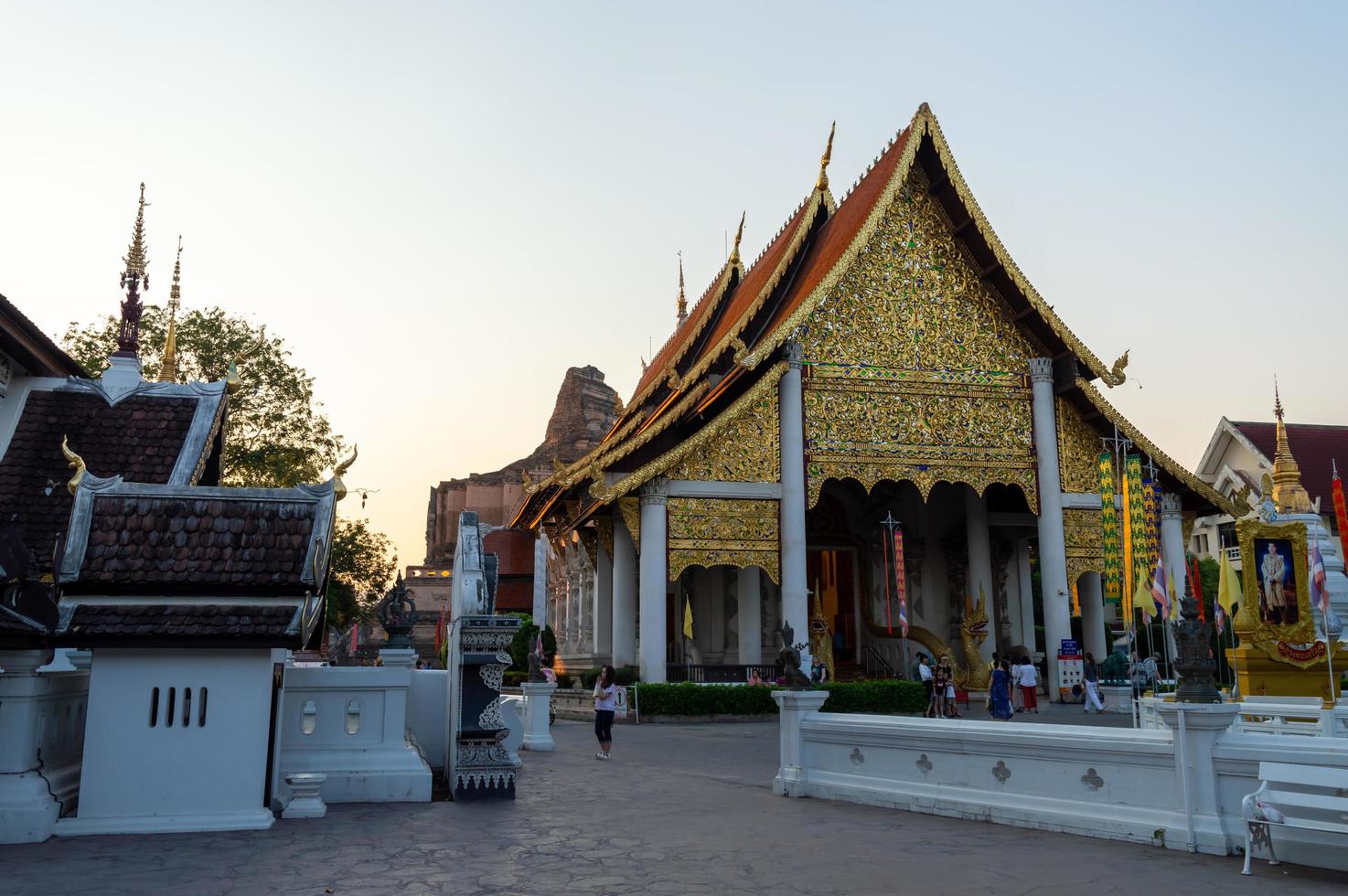 chiang mai thailand10 januari 2020wat chedi luang-tempel gebouwd tijdens het bewind van phaya saen mueang koning rama vii van de mangrai-dynastie. zal naar verwachting worden gebouwd in de jaren 1928 1945. foto