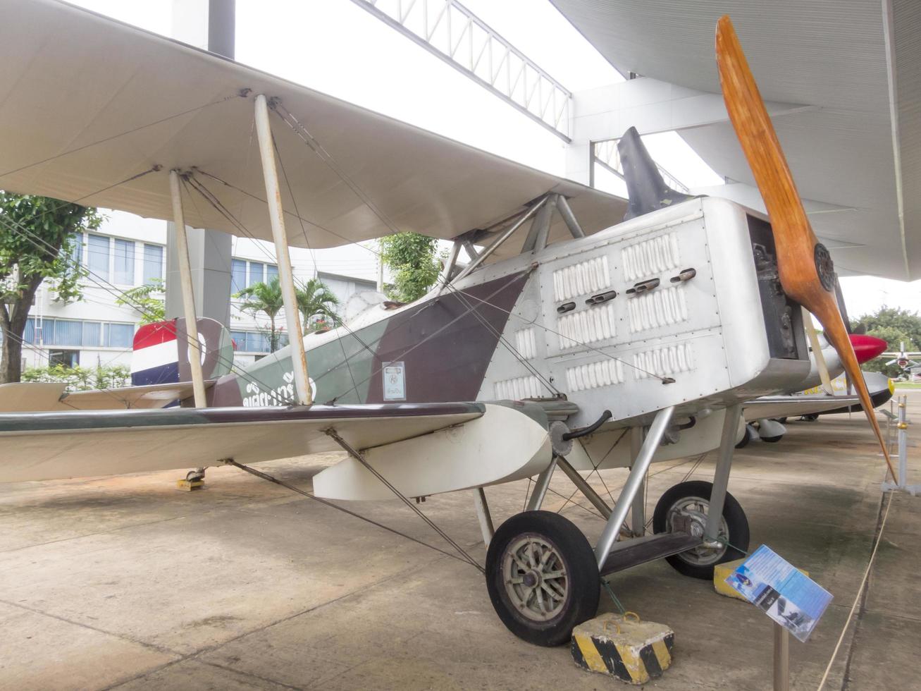 koninklijk thais luchtmachtmuseum bangkokthailand18 augustus 2018 de buitenkant van het vliegtuig heeft veel grote vliegtuigen. nader te leren. op 18 augustus 2018 in thailand. foto