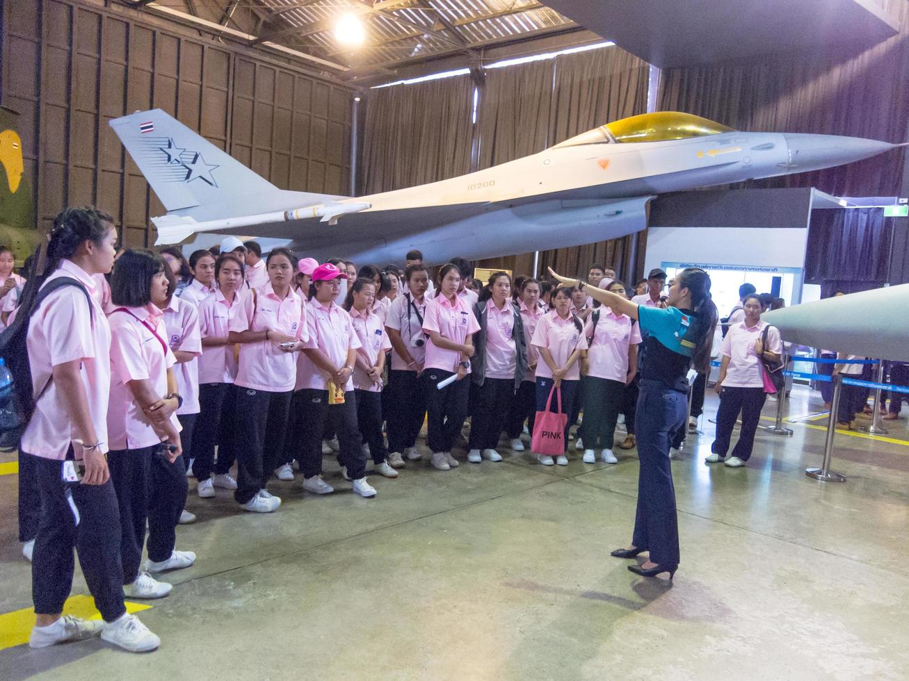 koninklijk thais luchtmachtmuseum bangkokthailand18 augustus 2018 de studenten bezoeken het museum met docenten. op 18 augustus 2018 in thailand. foto