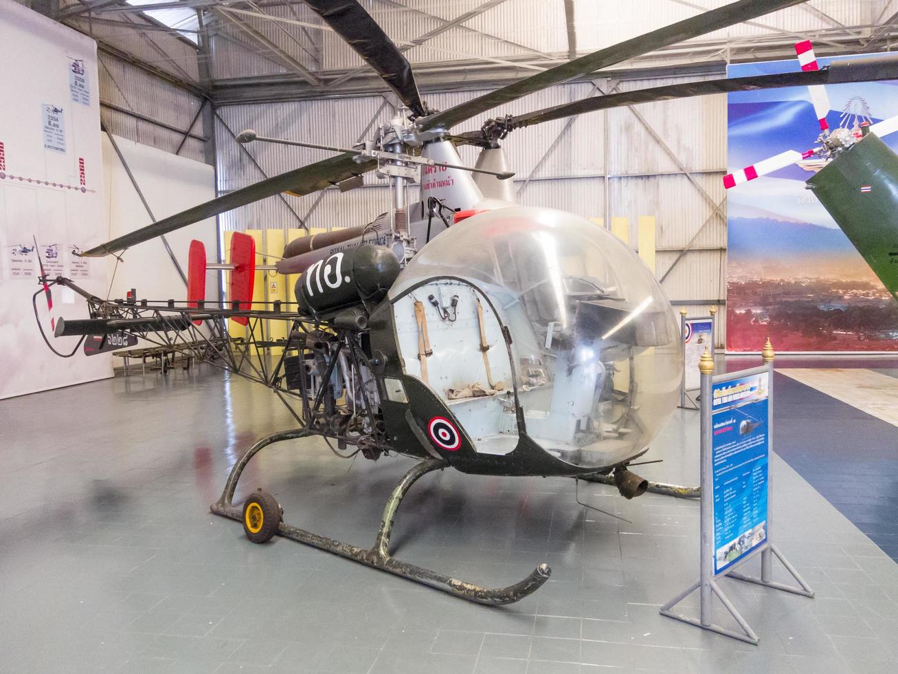 koninklijk thais luchtmachtmuseum bangkokthailand18 augustus 2018 in het museumgebouw van de helikoptertentoonstellingen. op 18 augustus 2018 in thailand. foto