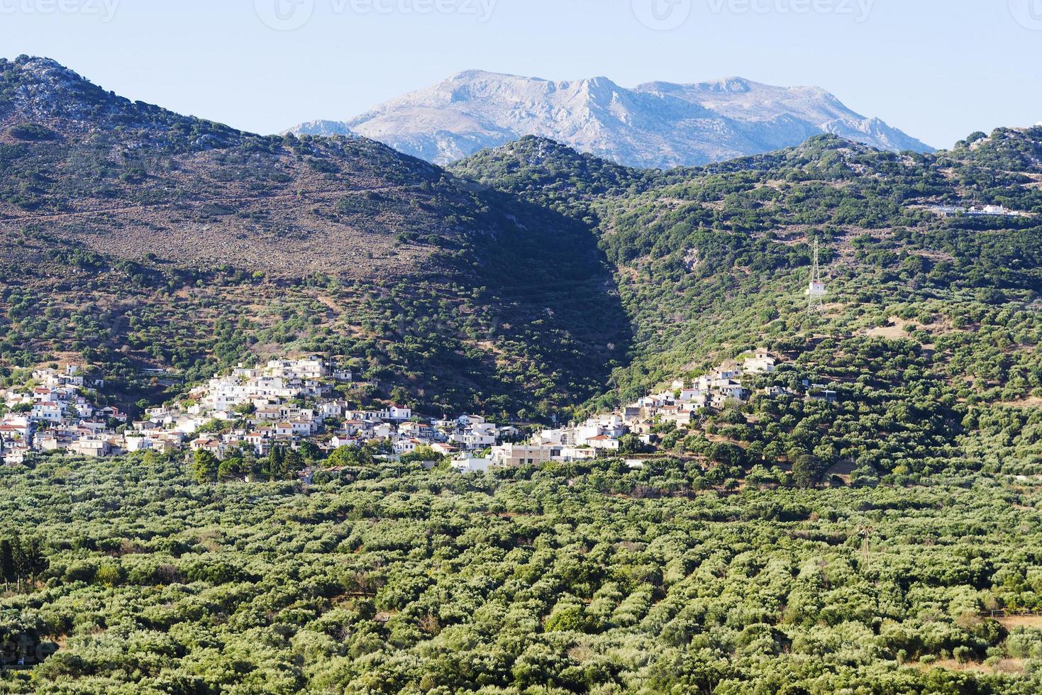 dorp in de bergen op het eiland kreta. foto