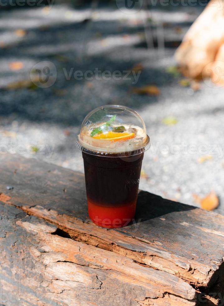 cold brew koffie op houten tafel. voedseltrends op sociale media. foto