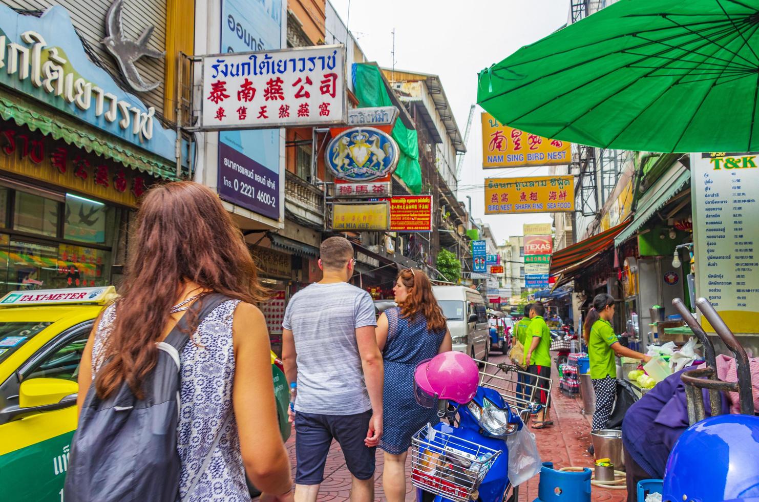 bangkok thailand 22 mei 2018 typische kleurrijke winkelstraten china town yaowarat road bangkok thailand. foto