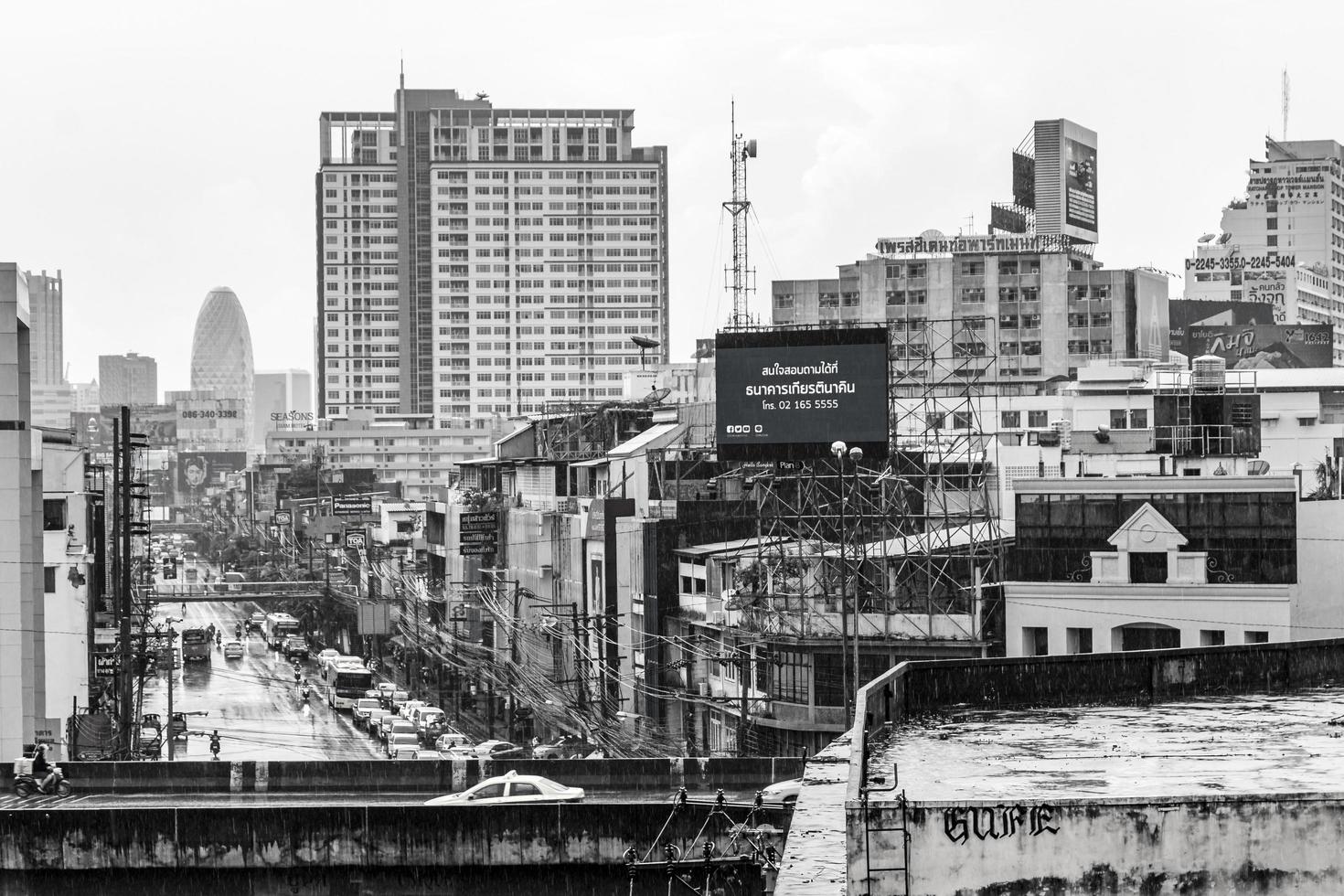 bangkok thailand 22 mei 2018 stadsgezicht regen en zwaar verkeer in ratchthewi bangkok thailand. foto