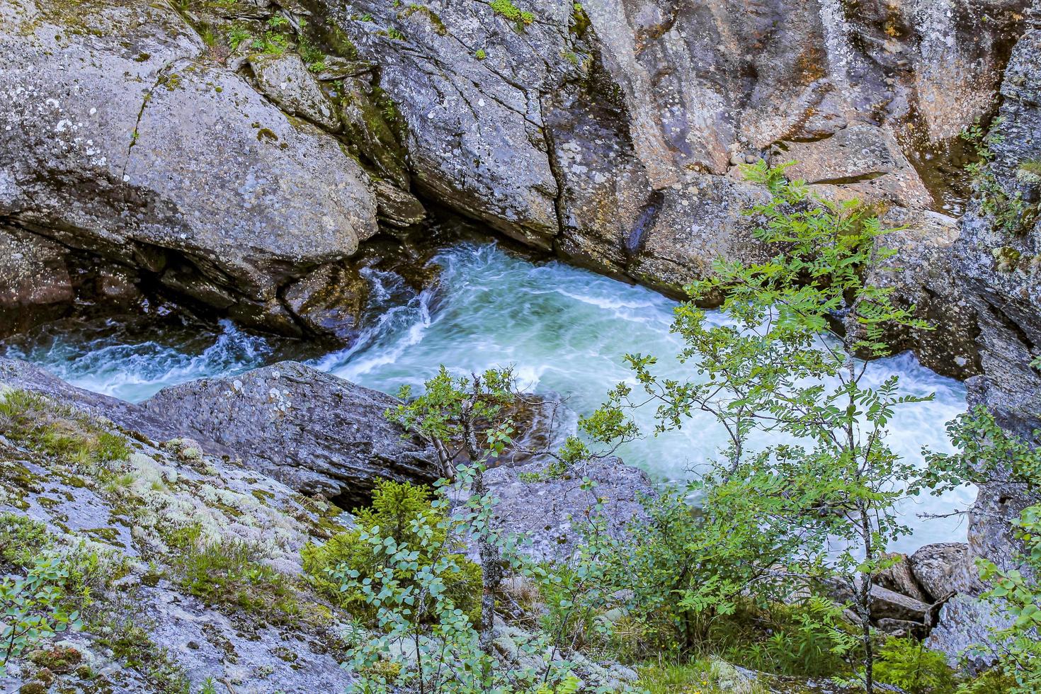 stromend rivierwater van de waterval rjukandefossen, hemsedal, noorwegen. foto