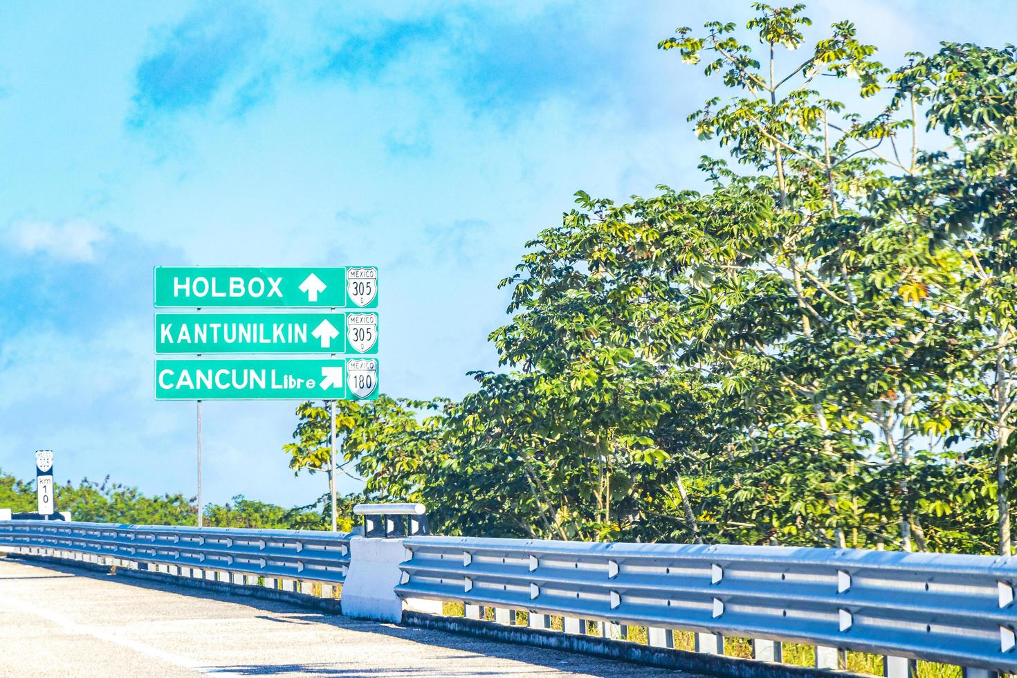 verkeersbord op snelweg snelweg in jungle tropische natuur mexico. foto