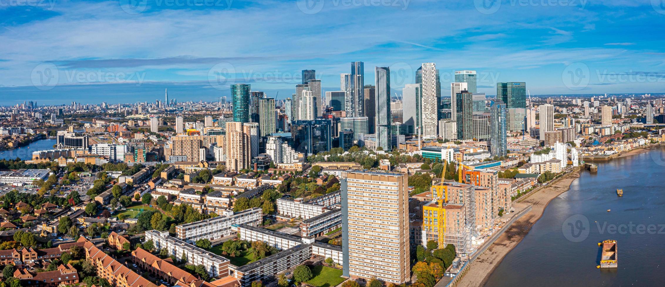 panoramisch uitzicht vanuit de lucht van de zakenwijk Canary Wharf in Londen, Verenigd Koninkrijk. foto