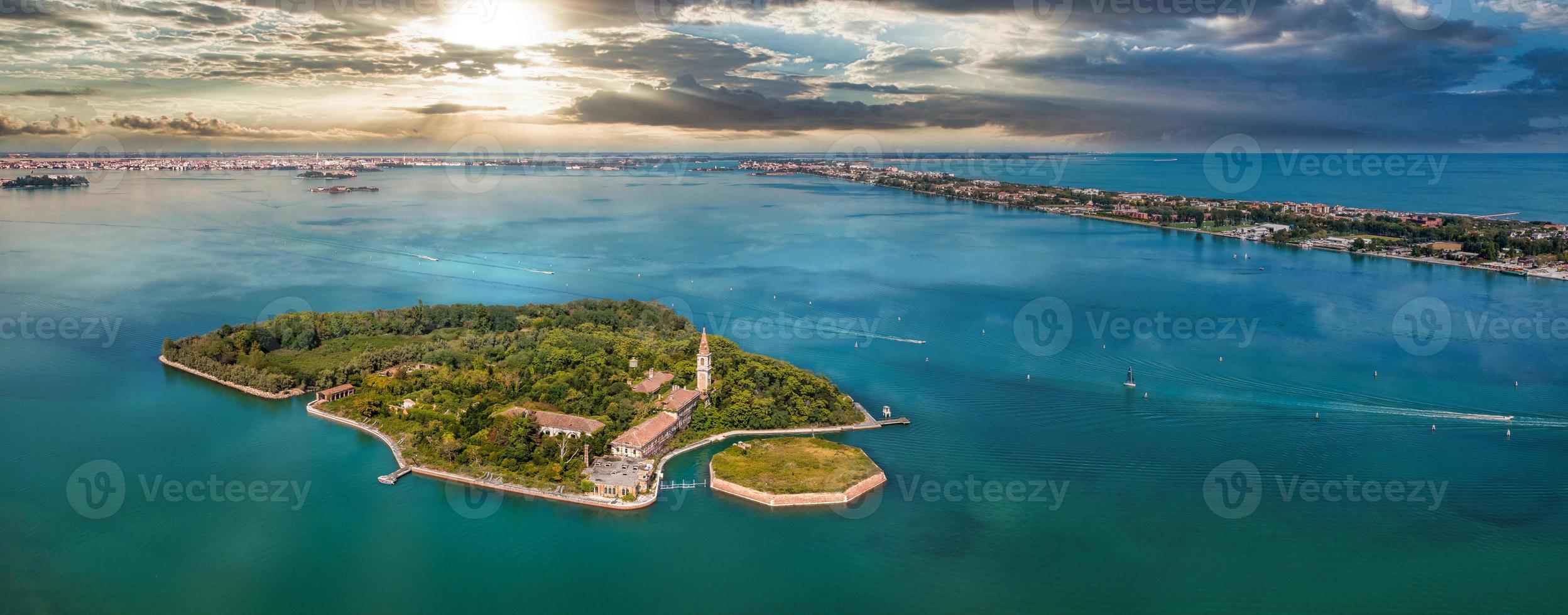 luchtfoto van het geteisterde spookeiland poveglia in venetië foto