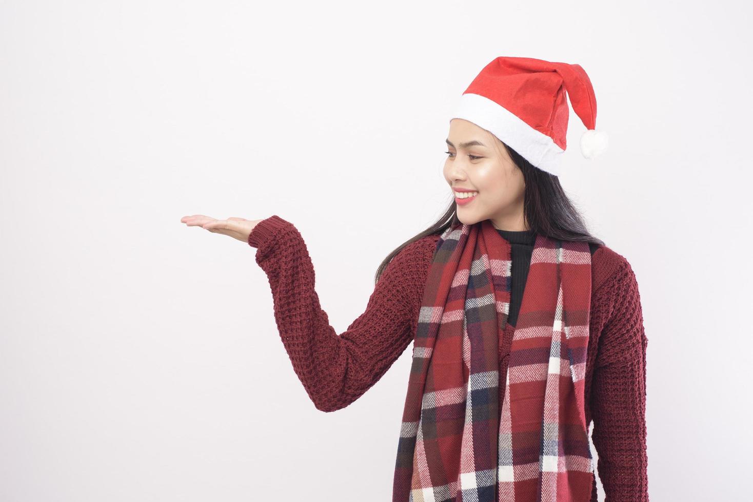 portret van jonge lachende vrouw met rode santa claus hoed geïsoleerd witte achtergrond studio. foto