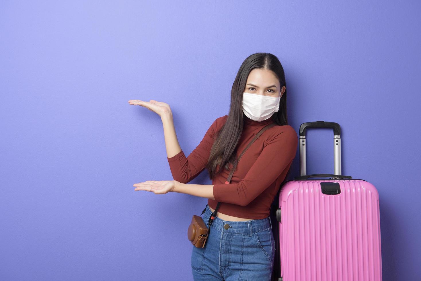 portret van jonge reizigersvrouw met gezichtsmasker, nieuw normaal reisconcept foto