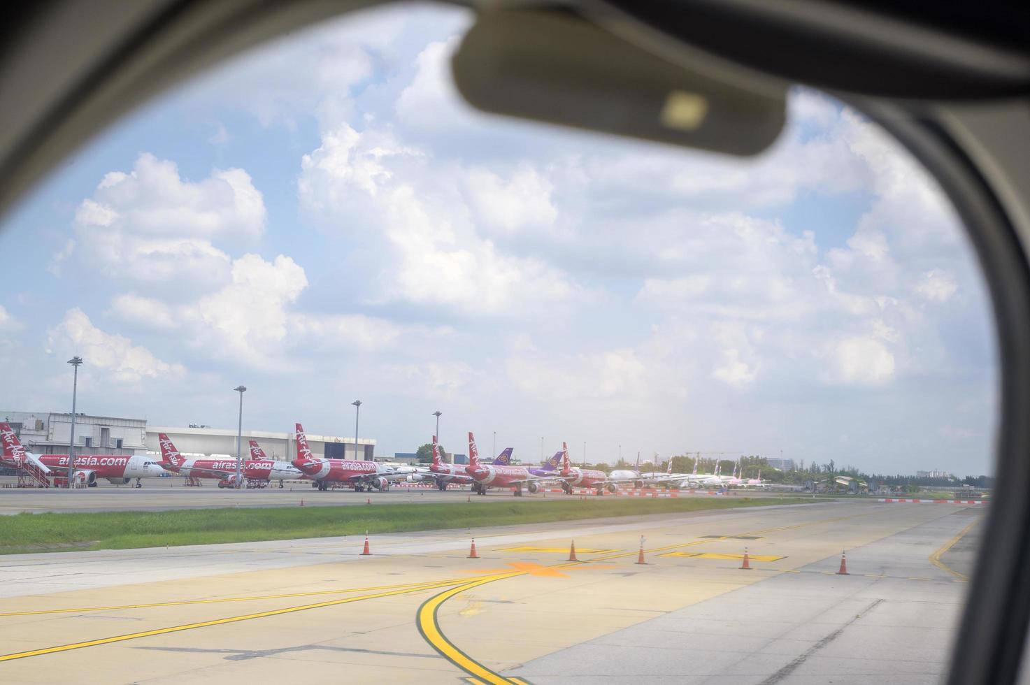 zicht op geannuleerde vlucht vliegtuigparkeren op de luchthaven vanwege covid-19 foto