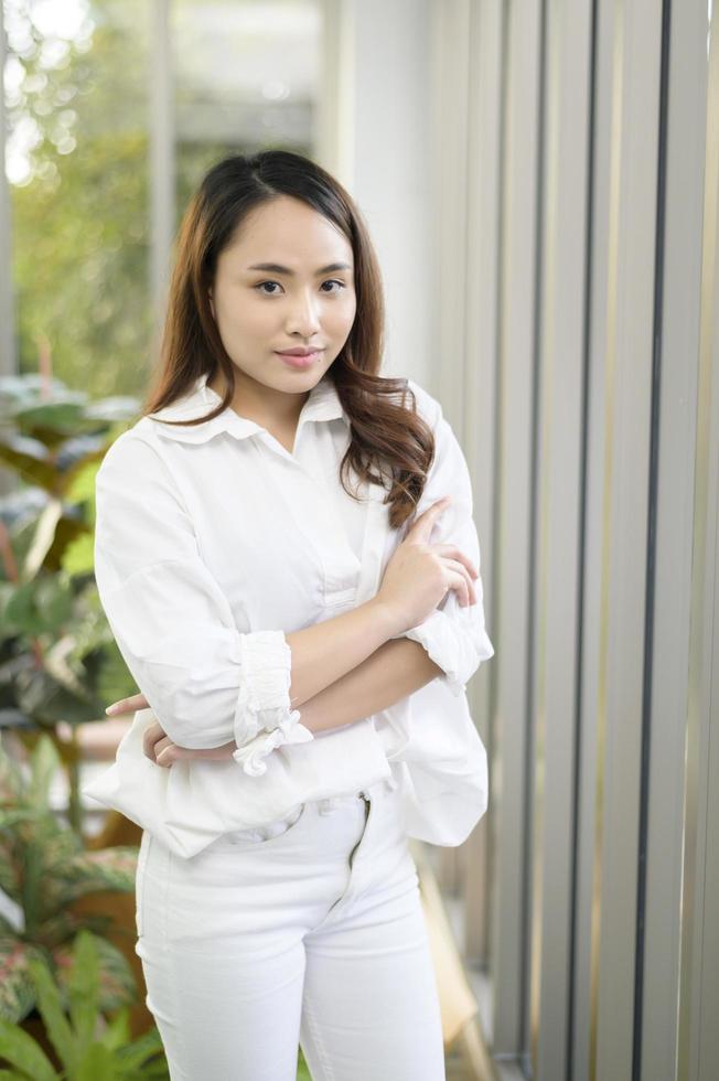 portret van zelfverzekerde zakelijke Aziatische vrouw met een wit overhemd op kantoor foto