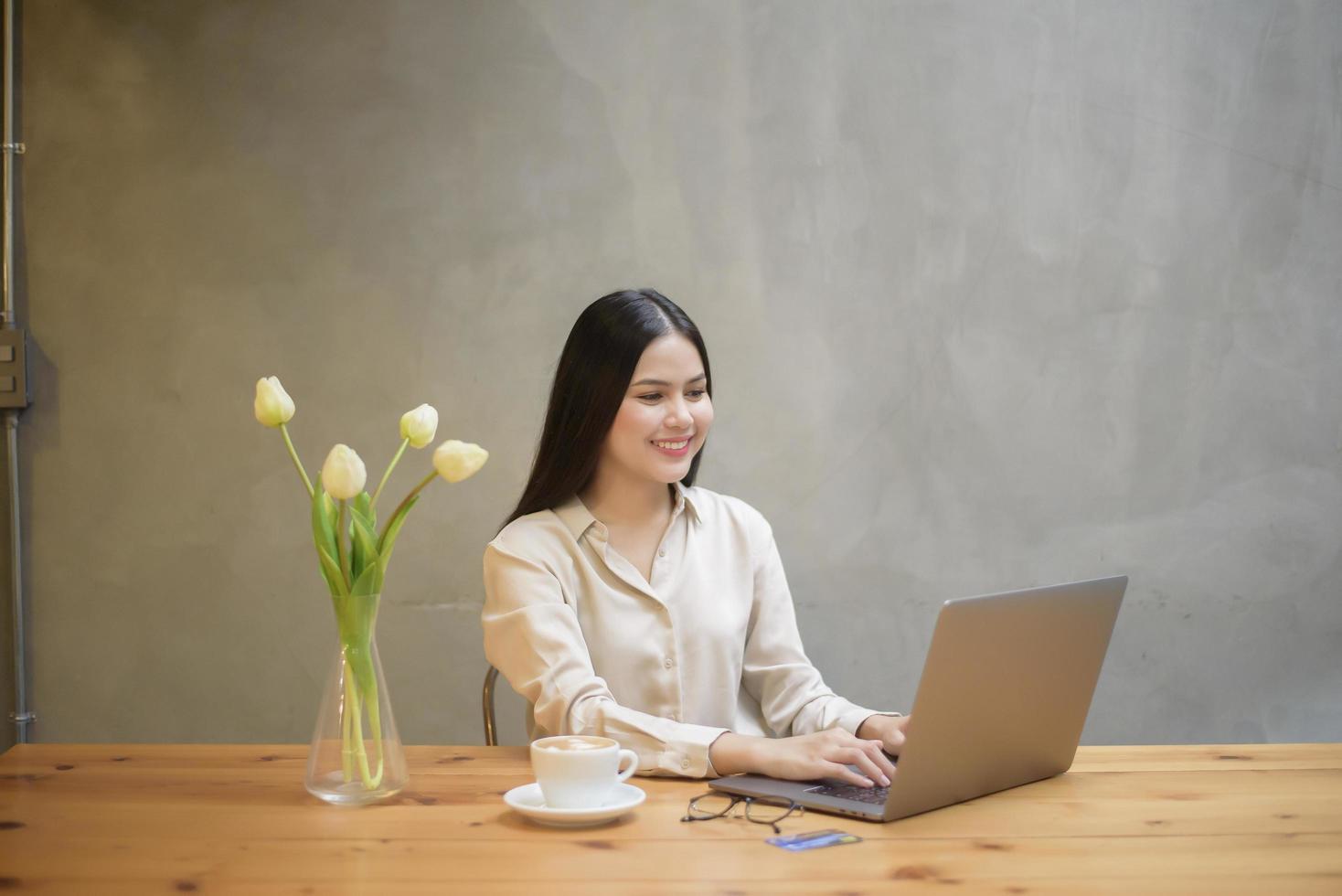 mooie zakenvrouw werkt met laptop in coffeeshop foto