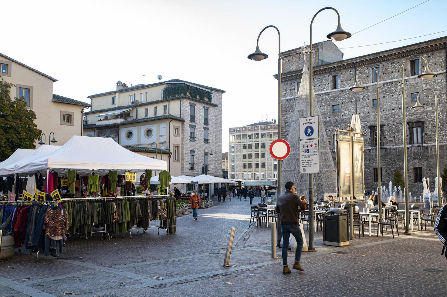 wekelijkse markt in de stad Terni foto