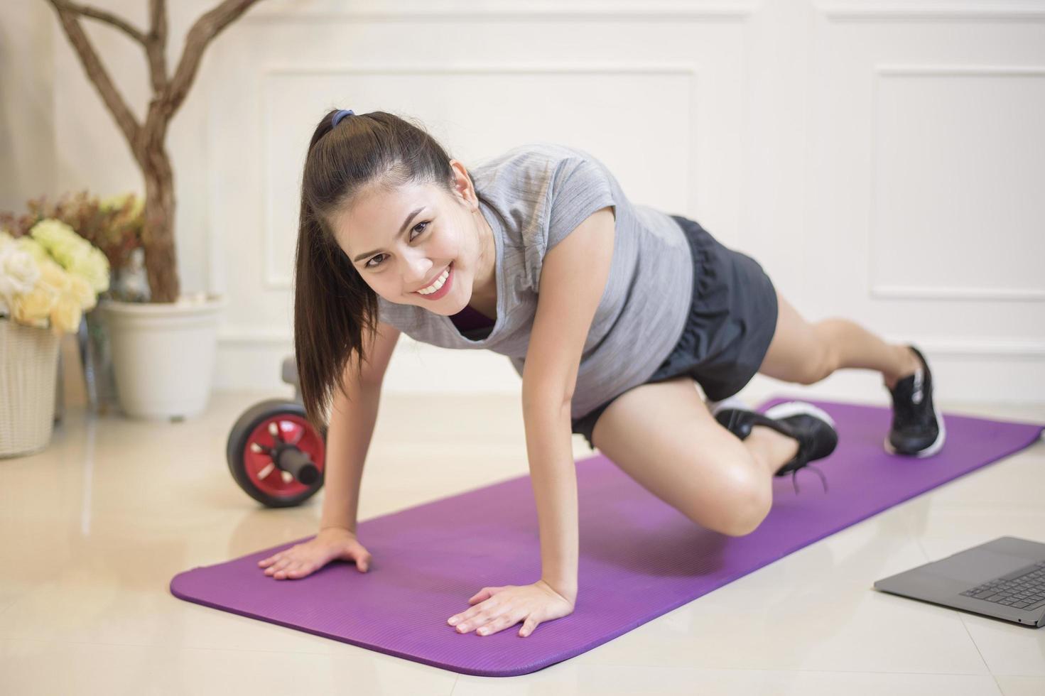 fitness vrouw oefening in huis foto