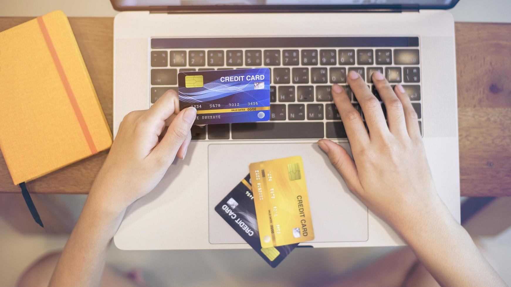 vrouw hand houdt creditcard, online winkelen foto