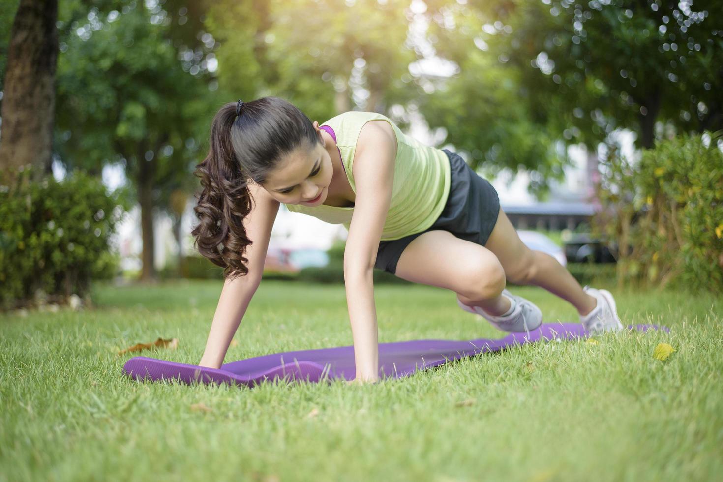 vrouw is aan het trainen in de buitenlucht foto