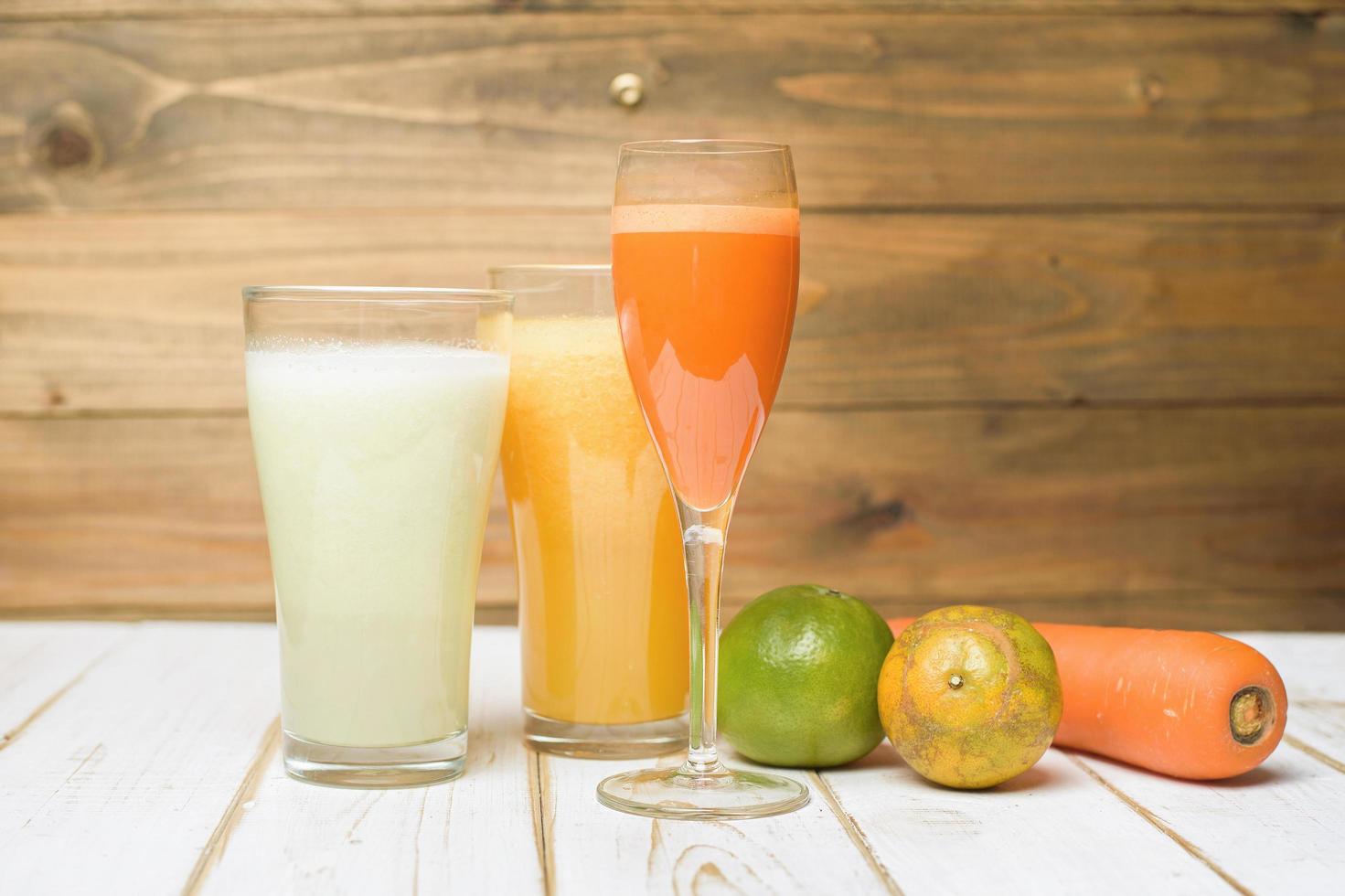 gezond dieet fruit en groentesap klaar om te drinken op houten tafel foto