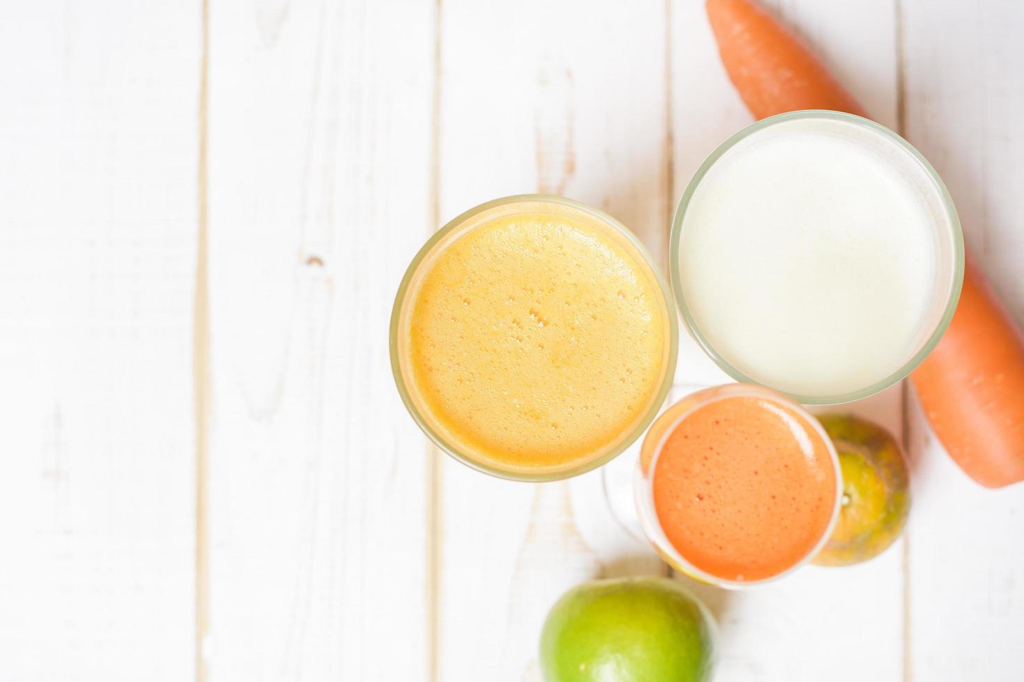 gezond dieet fruit en groentesap klaar om te drinken op houten tafel foto