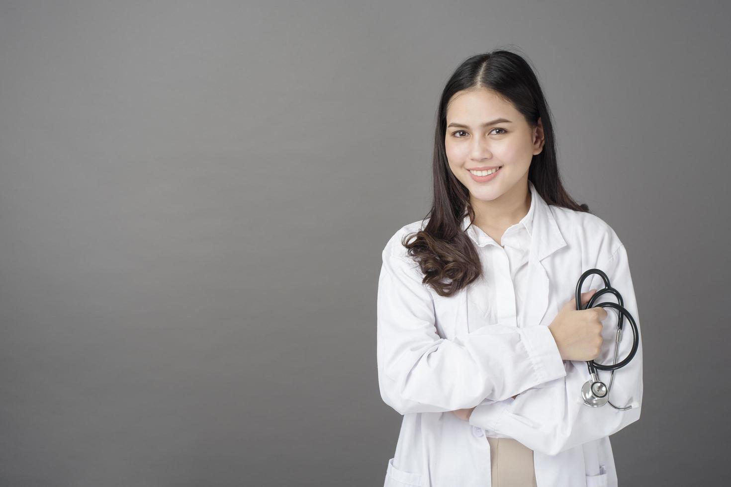 slimme vrouw arts houdt stethoscoop vast foto