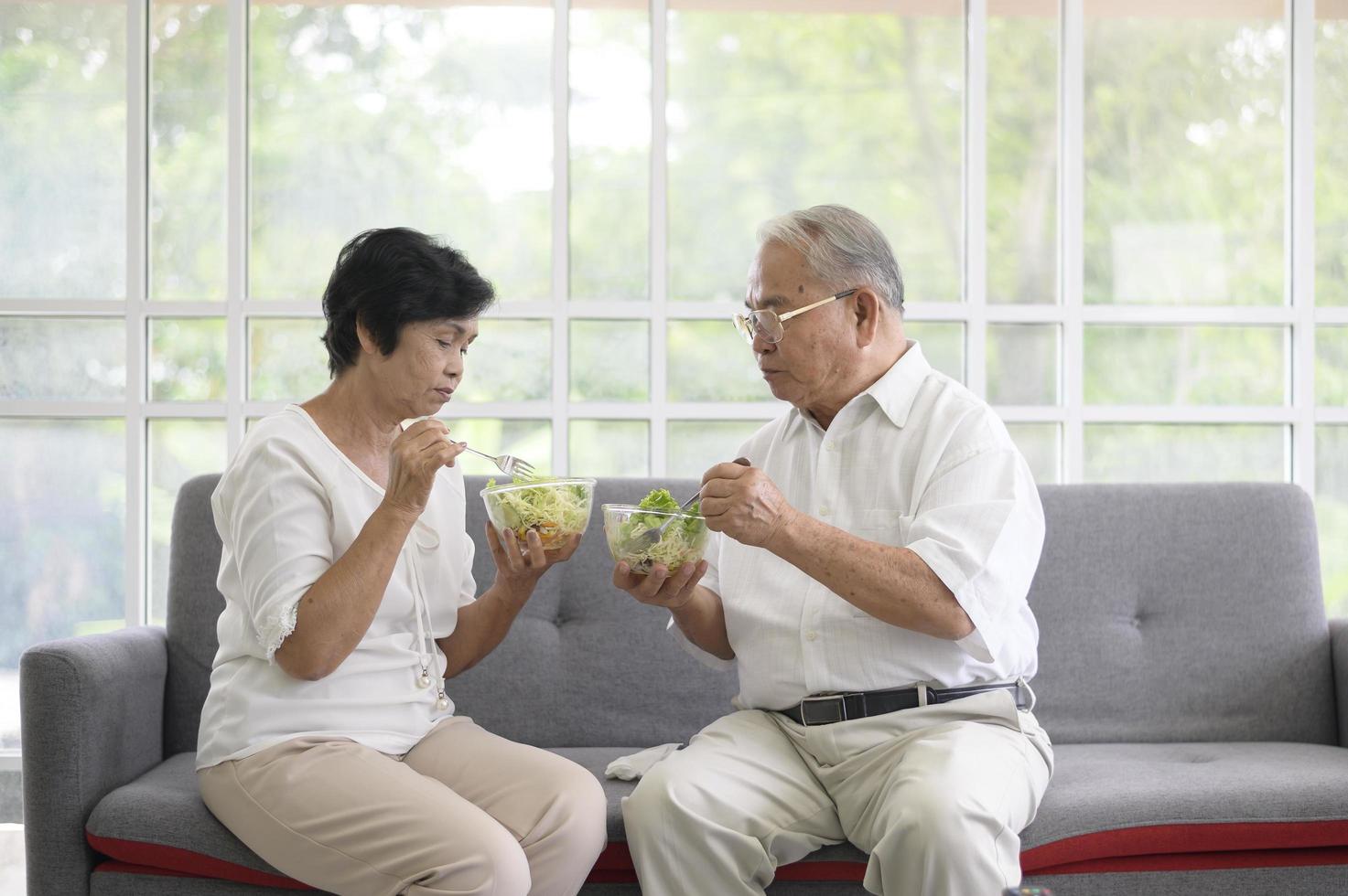 een ouder echtpaar eet gezond voedsel, grootouders gezondheidszorgconcept. foto