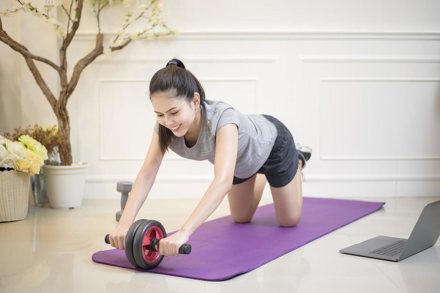 fitness vrouw oefening in huis foto