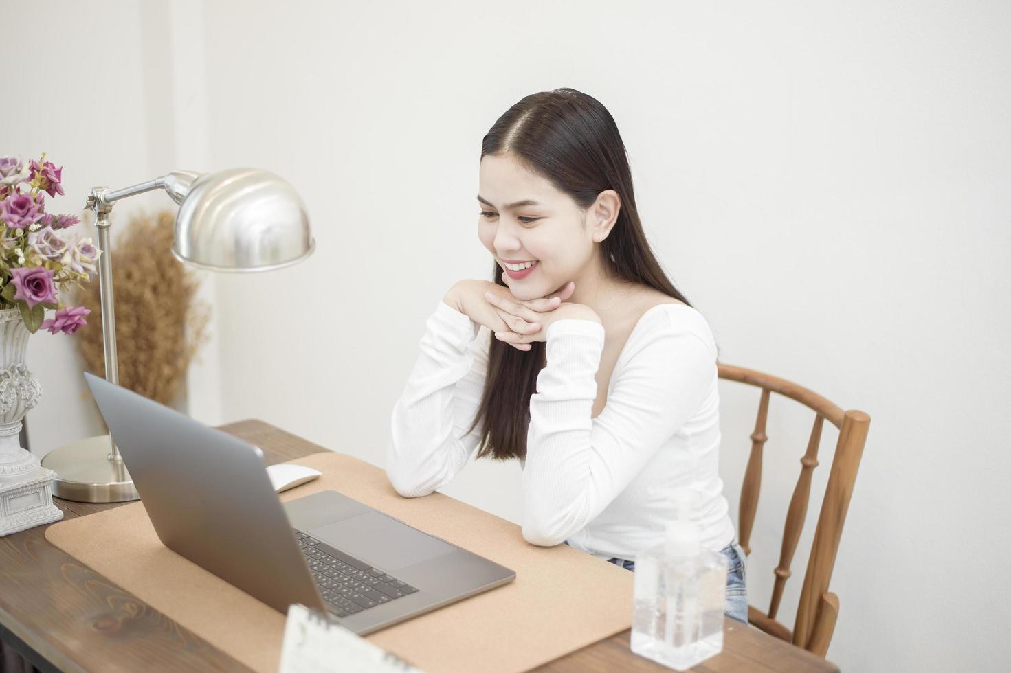 mooie vrouw werkt vanuit huis foto